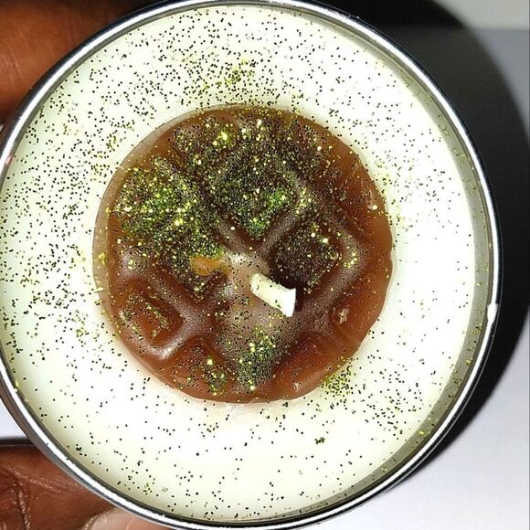 Hand crafted limited edition chocolate covered kisses candle - Picture 6 of 7